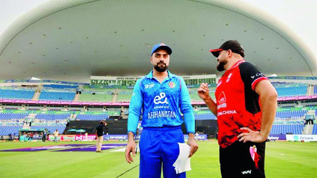 ટૉસ દરમ્યાન હૉન્ગકૉન્ગના કૅપ્ટન યાસિમ મુર્તઝા સાથે અફઘાની કૅપ્ટન રાશિદ ખાન.